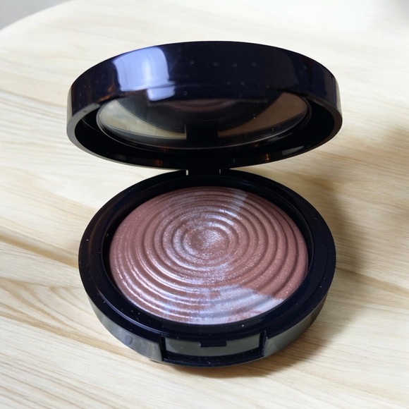 Beauty Pie Triple Beauty Highlighting Powder – Radiant Glow - Picture 1 of 5